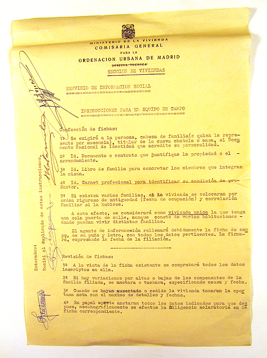 Documento que el agente de información llevaba consigo para acreditar su trabajo. Entre otras indicaciones, señalaba las siguientes: “se exigirá a la persona, cabeza de familia o quien la represente por ausencia, titular de la cueva chabola o casa, el Documento Nacional de Identidad que acredite su personalidad. (…) Se exigirá al cabeza de familia su Carnet Profesional para justificar su condición de productor”. (© Foto: JJMANCHA / Vallecasweb.com) Documento que el agente de información llevaba consigo para acreditar su trabajo. Entre otras indicaciones, señalaba las siguientes: “se exigirá a la persona, cabeza de familia o quien la represente por ausencia, titular de la cueva chabola o casa, el Documento Nacional de Identidad que acredite su personalidad. (…) Se exigirá al cabeza de familia su Carnet Profesional para justificar su condición de productor”. (© Foto: JJMANCHA / Vallecasweb.com)