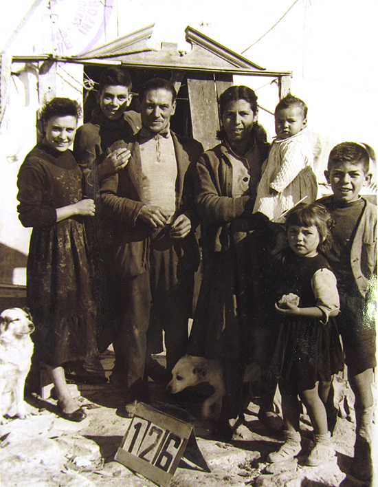 Los siete habitantes de esta chabola del Pozo del Huevo posan sonrientes pese a la precariedad de sus condiciones de vida. (© Foto: JJMANCHA / Vallecasweb.com) Los siete habitantes de esta chabola del Pozo del Huevo posan sonrientes pese a la precariedad de sus condiciones de vida. (© Foto: JJMANCHA / Vallecasweb.com)