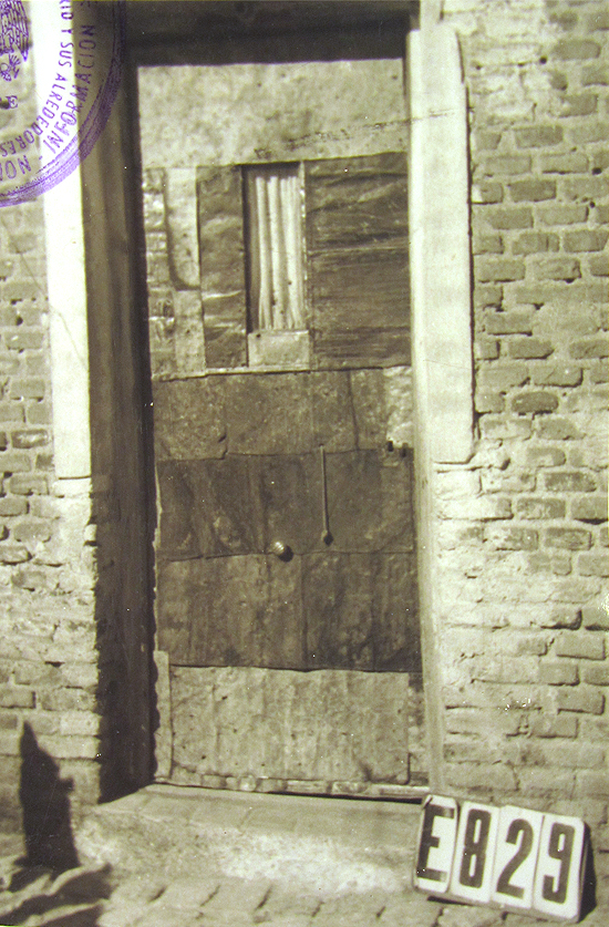 A esta casa de la calle del Camino de Valderribas llegaron los agentes sin encontrar dentro a sus propietarios. En estos casos, se situaba el número de filiación frente a la puerta cerrada para poder realizar la fotografía correspondiente. (© Foto: JJMANCHA / Vallecasweb.com) A esta casa de la calle del Camino de Valderribas llegaron los agentes sin encontrar dentro a sus propietarios. En estos casos, se situaba el número de filiación frente a la puerta cerrada para poder realizar la fotografía correspondiente. (© Foto: JJMANCHA / Vallecasweb.com)