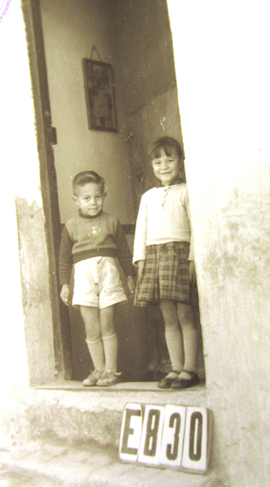 Dos hermanos sonríen para la foto en su casa de la calle del Camino de Valderribas. En esta vivienda habitaban “solamente” cinco personas. (© Foto: JJMANCHA / Vallecasweb.com) Dos hermanos sonríen para la foto en su casa de la calle del Camino de Valderribas. En esta vivienda habitaban “solamente” cinco personas. (© Foto: JJMANCHA / Vallecasweb.com)