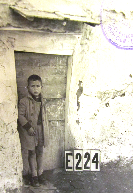La complicada orografía de Vallecas facilitó la proliferación de cuevas como ésta de la calle del Camino de Valderribas, en las que abundaba la presencia de niños. (© Foto: JJMANCHA / Vallecasweb.com) La complicada orografía de Vallecas facilitó la proliferación de cuevas como ésta de la calle del Camino de Valderribas, en las que abundaba la presencia de niños. (© Foto: JJMANCHA / Vallecasweb.com)