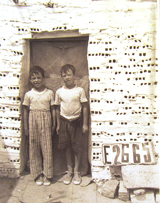 Dos hermanos gemelos frente a su chabola de Entrevías. En el Archivo Regional de la Comunidad de Madrid existe un buen número de fotografías en las que aparecen hermanos gemelos habitando viviendas en condiciones infrahumanas. (© Foto: JJMANCHA / Vallecasweb.com) Dos hermanos gemelos frente a su chabola de Entrevías. En el Archivo Regional de la Comunidad de Madrid existe un buen número de fotografías en las que aparecen hermanos gemelos habitando viviendas en condiciones infrahumanas. (© Foto: JJMANCHA / Vallecasweb.com)