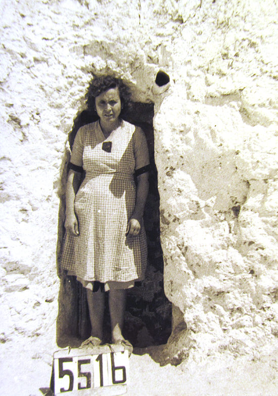Las imágenes de vecinos delante de sus cuevas nunca dejarán de impresionarnos. A veces, las puertas eran tan pequeñas que los vecinos apenas cabían por ellas. La de la imagen existía en el lugar conocido como La Sartenilla, en el Pueblo de Vallecas; a la derecha puede apreciarse un tubo de hojalata que hacía las veces de respiradero. (© Foto: JJMANCHA / Vallecasweb.com) Las imágenes de vecinos delante de sus cuevas nunca dejarán de impresionarnos. A veces, las puertas eran tan pequeñas que los vecinos apenas cabían por ellas. La de la imagen existía en el lugar conocido como La Sartenilla, en el Pueblo de Vallecas; a la derecha puede apreciarse un tubo de hojalata que hacía las veces de respiradero. (© Foto: JJMANCHA / Vallecasweb.com)