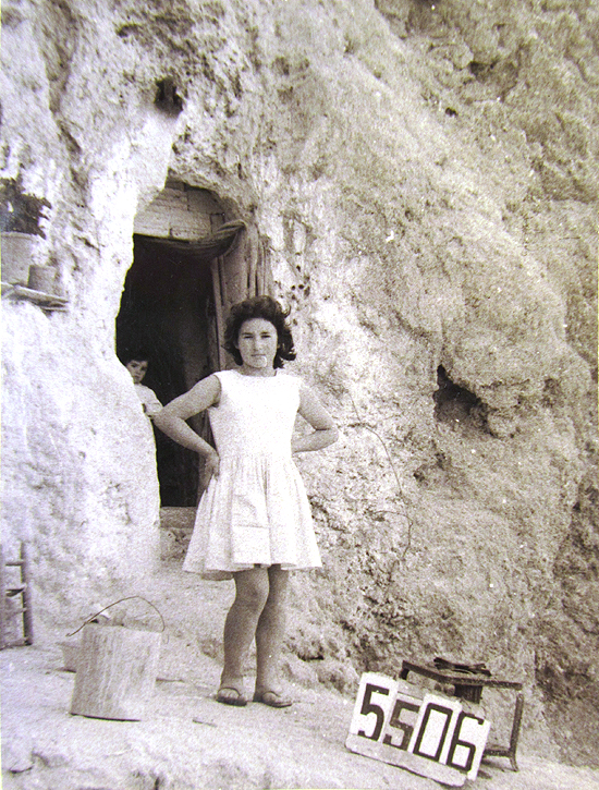 En esta cueva de La Sartenilla (Pueblo de Vallecas) vivían siete personas. Dentro de la tremenda humildad, a mano izquierda, una repisa sostiene dos tiestos que adornan la entrada. (© Foto: JJMANCHA / Vallecasweb.com) En esta cueva de La Sartenilla (Pueblo de Vallecas) vivían siete personas. Dentro de la tremenda humildad, a mano izquierda, una repisa sostiene dos tiestos que adornan la entrada. (© Foto: JJMANCHA / Vallecasweb.com)