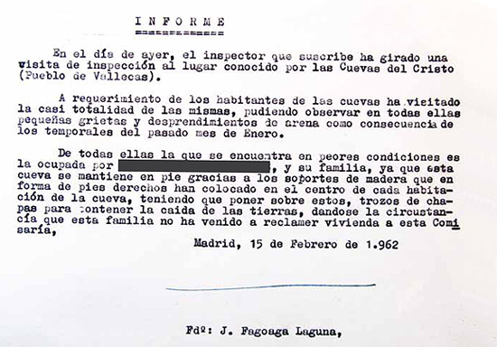 Las cuevas proliferaban por todo Vallecas, tanto en el Pueblo como en el Puente. En la zona conocida como Cuevas del Cristo (Pueblo de Vallecas), el inspector redactó un informe que detallaba cómo una de ellas se estaba desmoronando por los “desprendimientos de arena” y solo se sostenía mediante “soportes de madera” y trozos de chapas colocados en el centro de cada una de las estancias. Era febrero de 1962. (© Foto: JJMANCHA / Vallecasweb.com) Las cuevas proliferaban por todo Vallecas, tanto en el Pueblo como en el Puente. En la zona conocida como Cuevas del Cristo (Pueblo de Vallecas), el inspector redactó un informe que detallaba cómo una de ellas se estaba desmoronando por los “desprendimientos de arena” y solo se sostenía mediante “soportes de madera” y trozos de chapas colocados en el centro de cada una de las estancias. Era febrero de 1962. (© Foto: JJMANCHA / Vallecasweb.com)