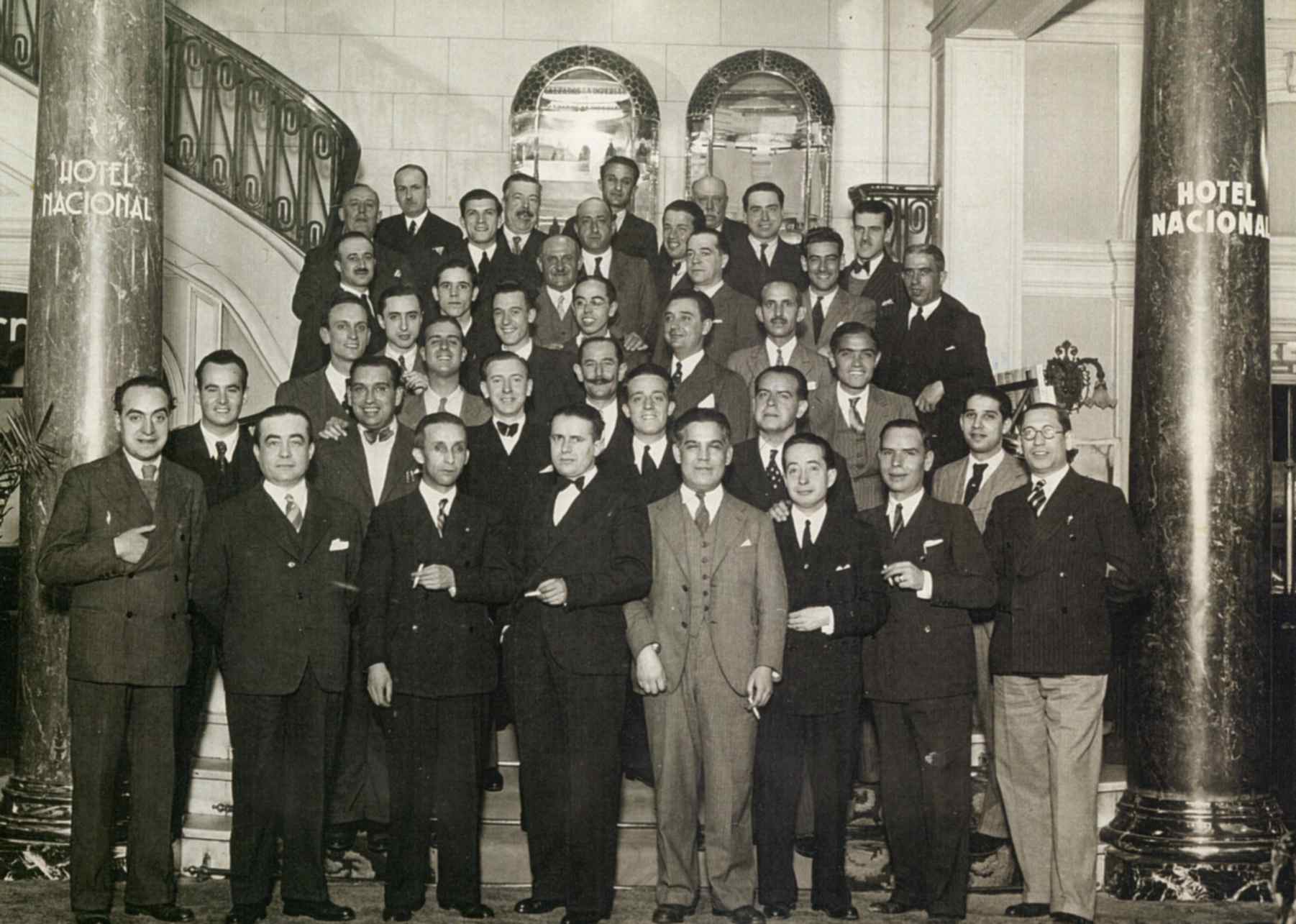 Amós Acerp con un grupo de concejales y trabajadores del Ayuntamiento de Vallecas, en un encuentro con motivo de la toma de posesión del cargo de Alcalde. 1931